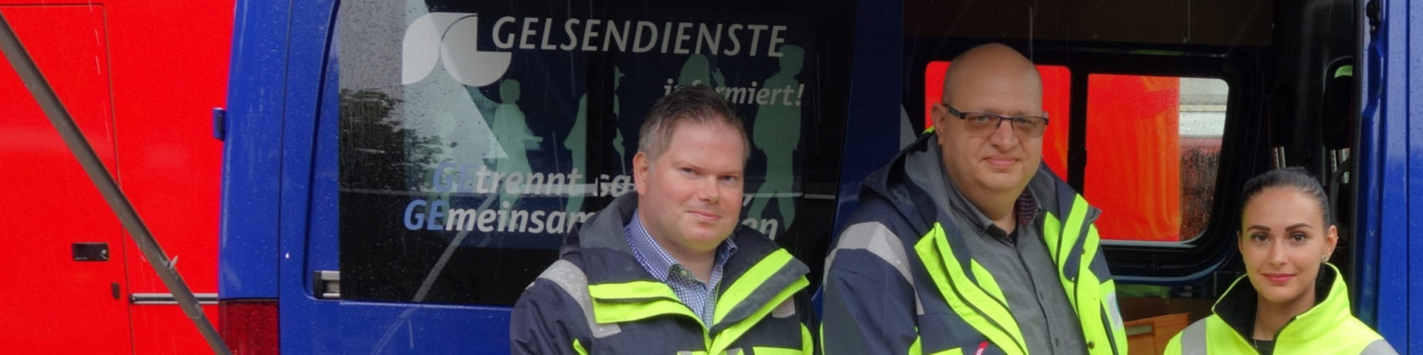 Die Mitarbeiterinnen und Mitarbeiter der GELSENDIENSTE Abfallberatung im Einsatz mit dem Infomobil auf dem Wochenmarkt in Ückendorf.