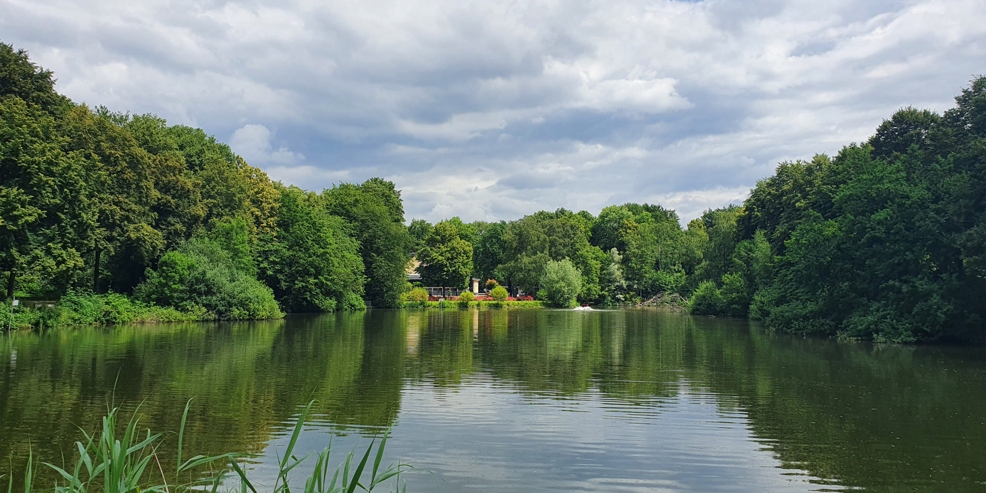 Blick über den Teich im Nienhausen Busch auf das Waldhaus.