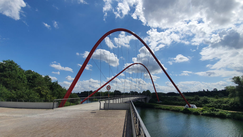 Die rote Doppelbogenbrücke über den Rhein-Herne-Kanal im Nordsternpark