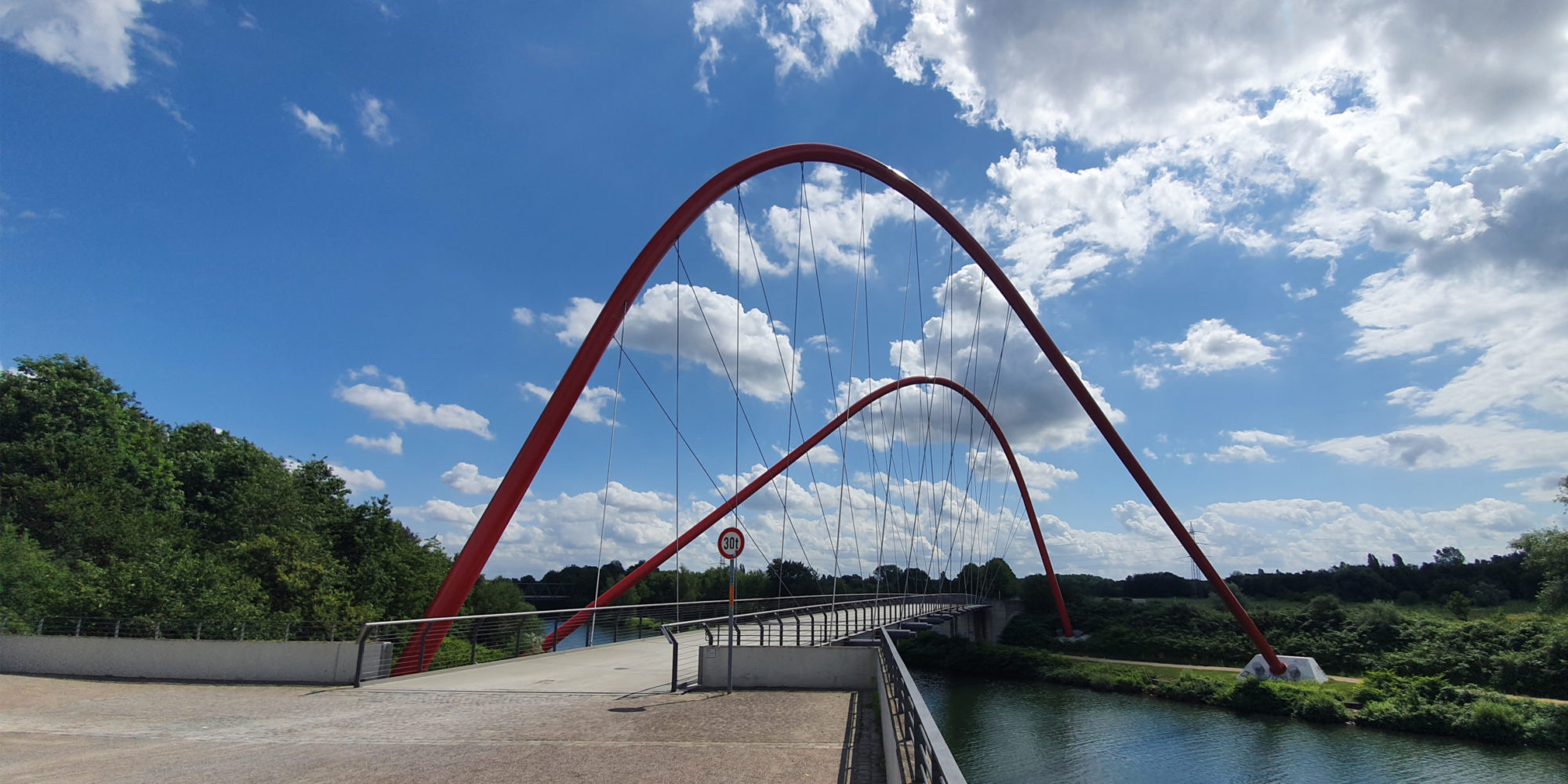 Die rote Doppelbogenbrücke über den Rhein-Herne-Kanal im Nordsternpark