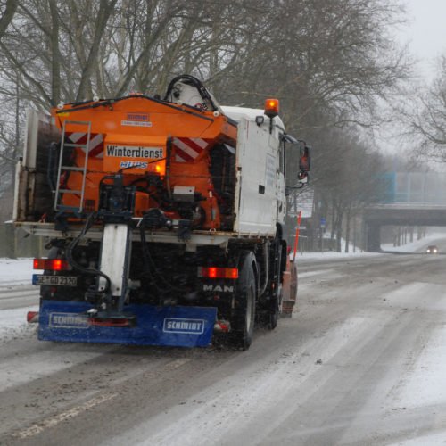 Streu- und Räumfahrzeug von GELSENDIENSTE im Winterdiensteinsatz auf der verschneiten Adenauerallee in Erle.