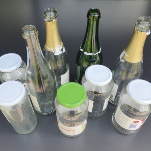 Gesammeltes Altglas wie Sektflaschen und Obstgläser.