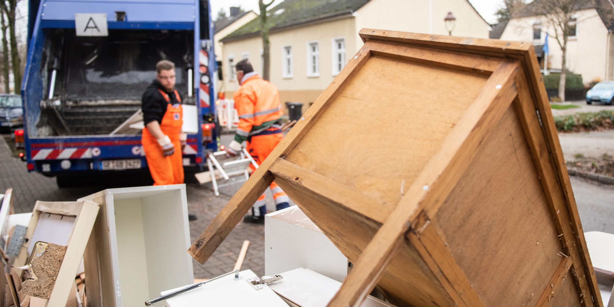 Mitarbeiter von GELSENDIENSTE laden Sperrmüll in ein Sammelfahrzeug.