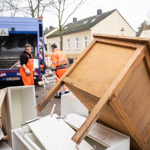 Mitarbeiter von GELSENDIENSTE laden Sperrmüll in ein Sammelfahrzeug.