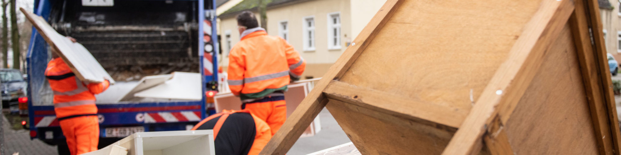 Sperrmüll wie Schränke und andere Möbel wird in ein Sammelfahrzeug von GELSENDIENSTE geladen.