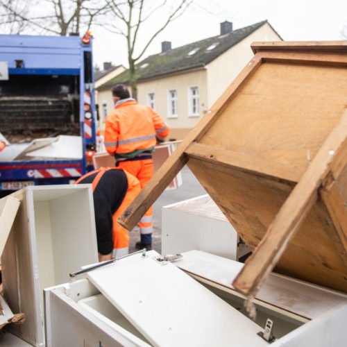 Sperrmüll wie Schränke und andere Möbel wird in ein Sammelfahrzeug von GELSENDIENSTE geladen.