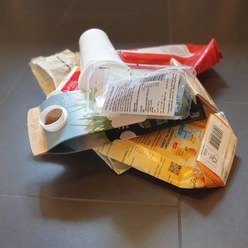 Gesammelte Verpackungsabfälle wie Getränkekartons, Joghurtbecher und Folien.